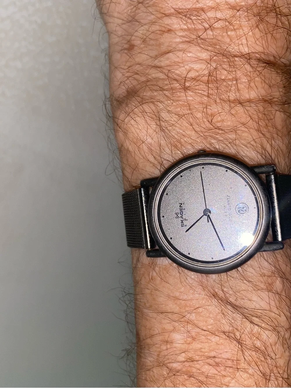 Skagen Unisex Minimalist Gunmetal Case/Mesh Band Watch. Calendar and a 2nd Hand.